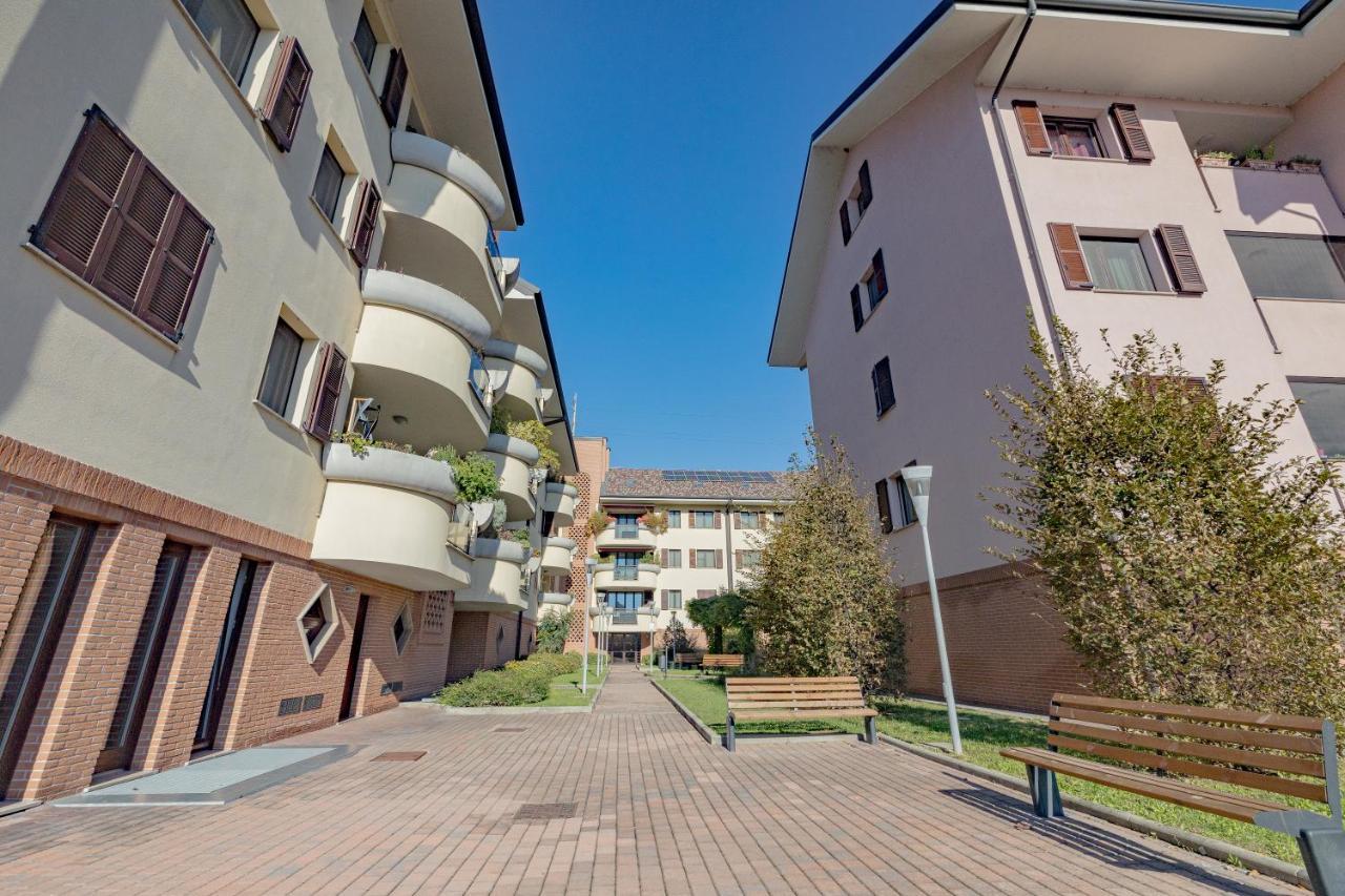 Milan Forum Camelia Guesthouse Ассаго Екстер'єр фото